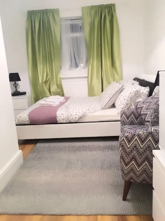 *** Guest house Abbey Wood Station Five Bedroom Self Contained House United Kingdom