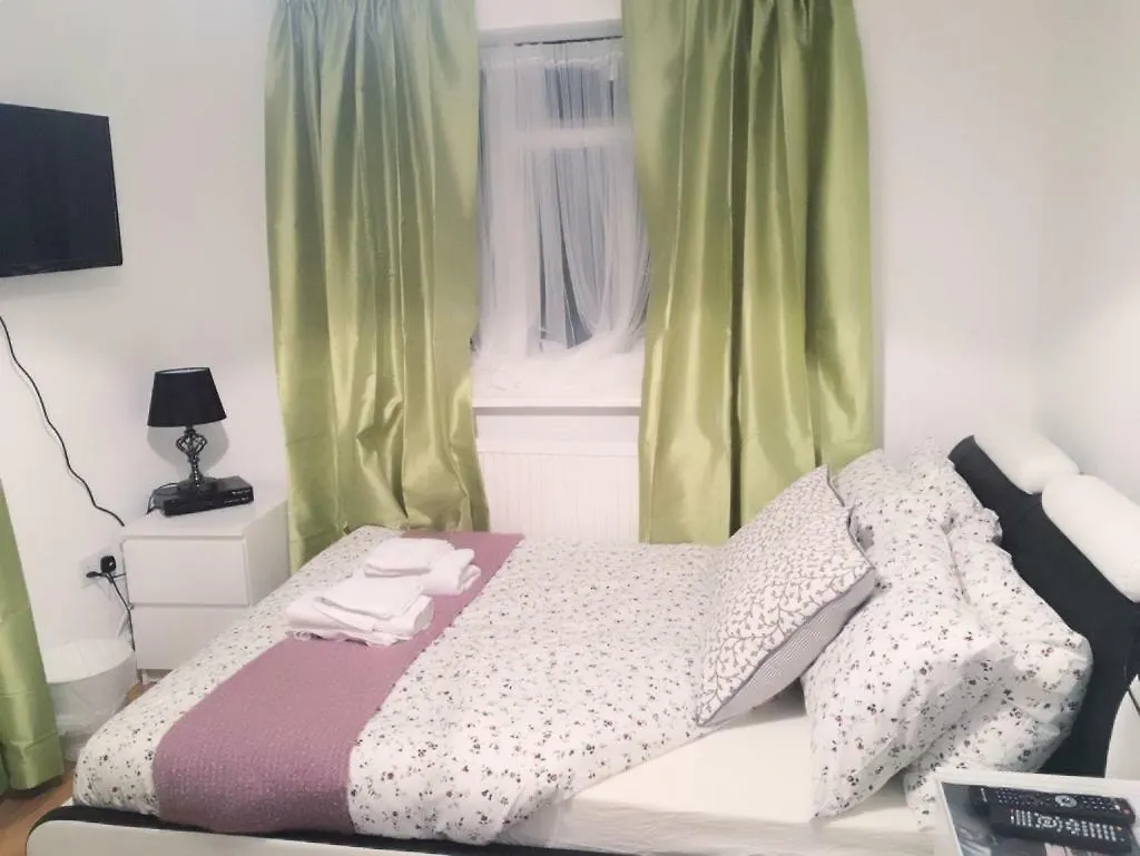 Guest house Abbey Wood Station Five Bedroom Self Contained House