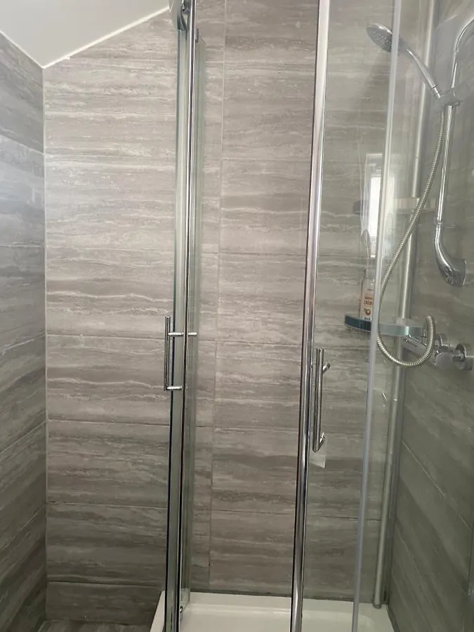 Abbey Wood Station Five Bedroom Self Contained House 3*, Abbey Wood