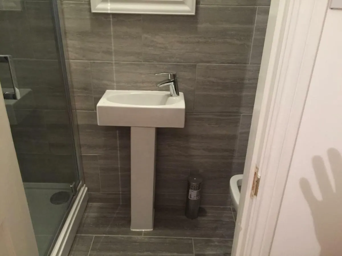 Abbey Wood Station Five Bedroom Self Contained House 3*, Abbey Wood