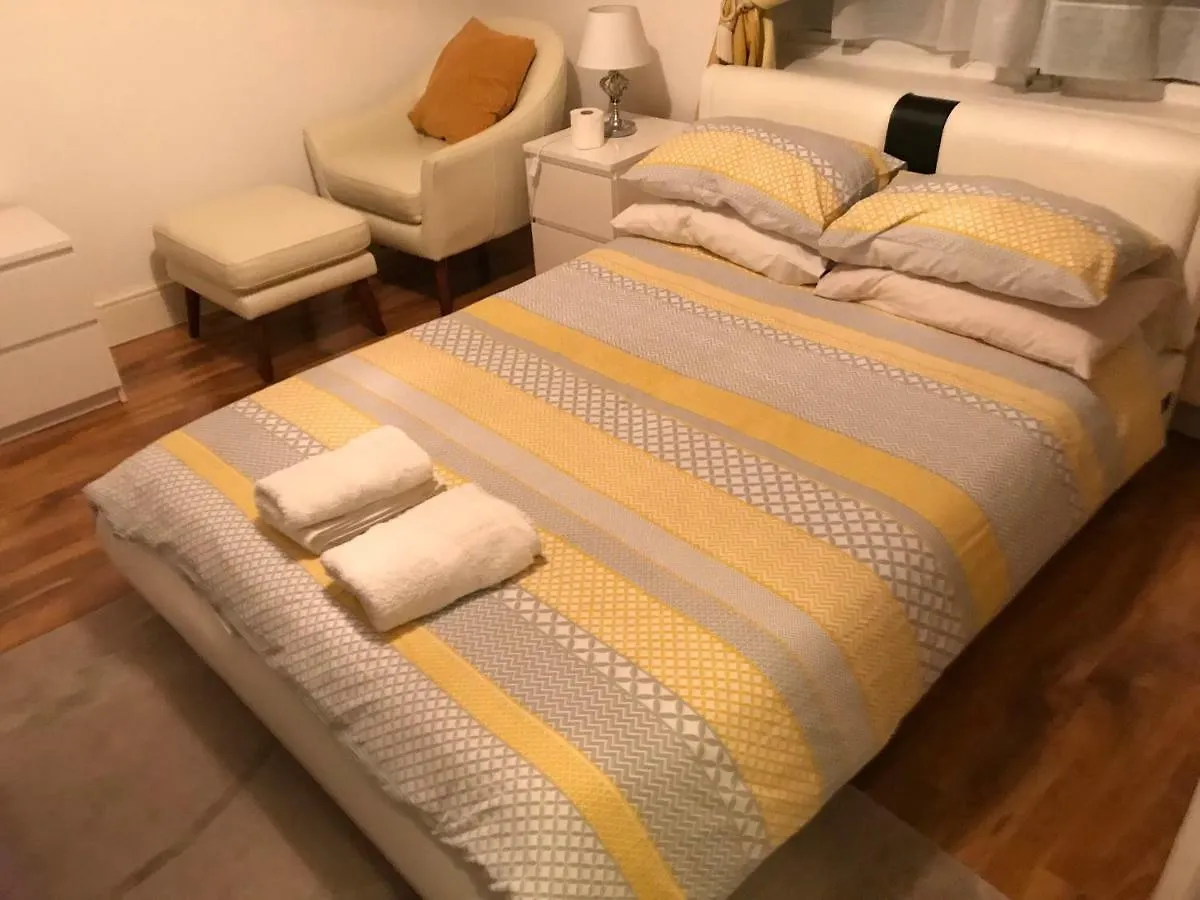 Abbey Wood Station Five Bedroom Self Contained House 3*, Abbey Wood